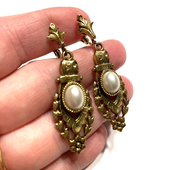 Vintage Dramatic Goldtone Faux Pearl Clip On Earrings Old Hollywood Dangle Drop - Picture 1 of 5